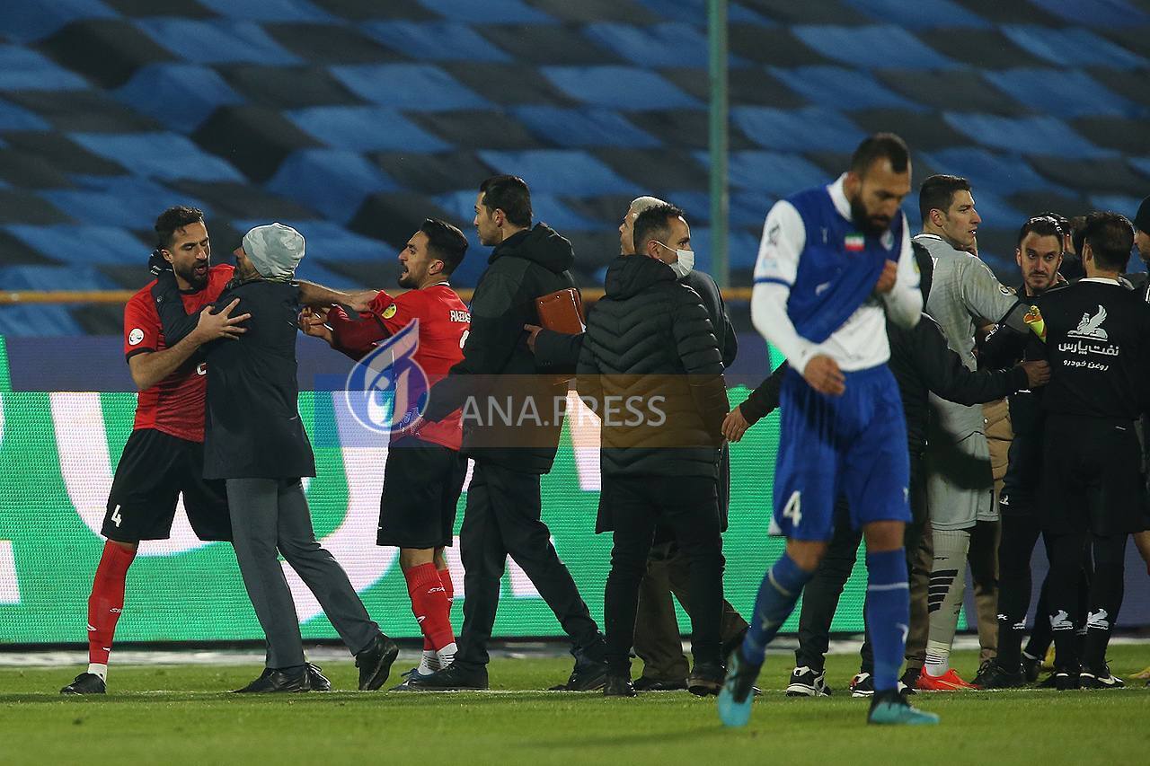 سرمربی اسپانیایی تراکتور مانع از وقوع فاجعه در ورزشگاه آزادی+تصاویر