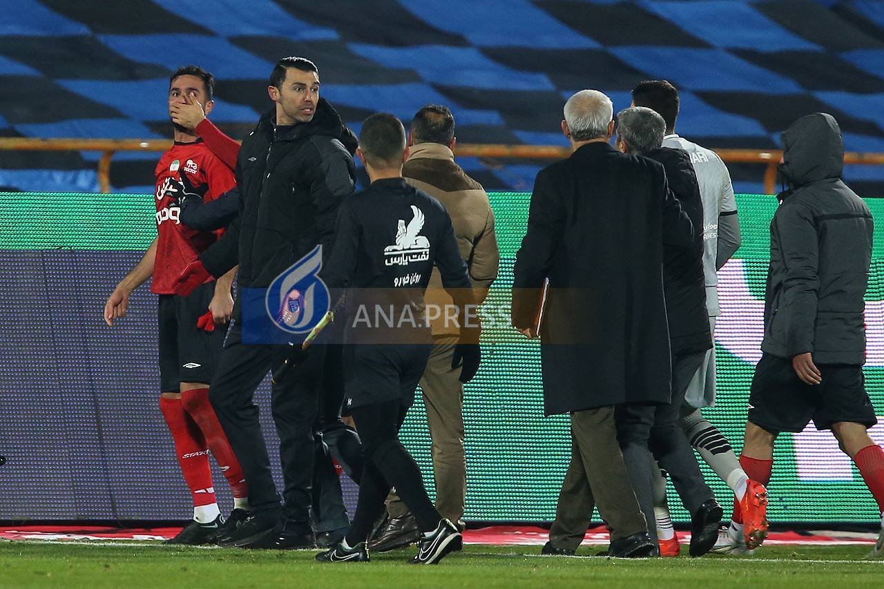 سرمربی اسپانیایی تراکتور مانع از وقوع فاجعه در ورزشگاه آزادی+تصاویر سرمربی اسپانیایی تراکتور مانع از وقوع فاجعه در ورزشگاه آزادی+تصاویر