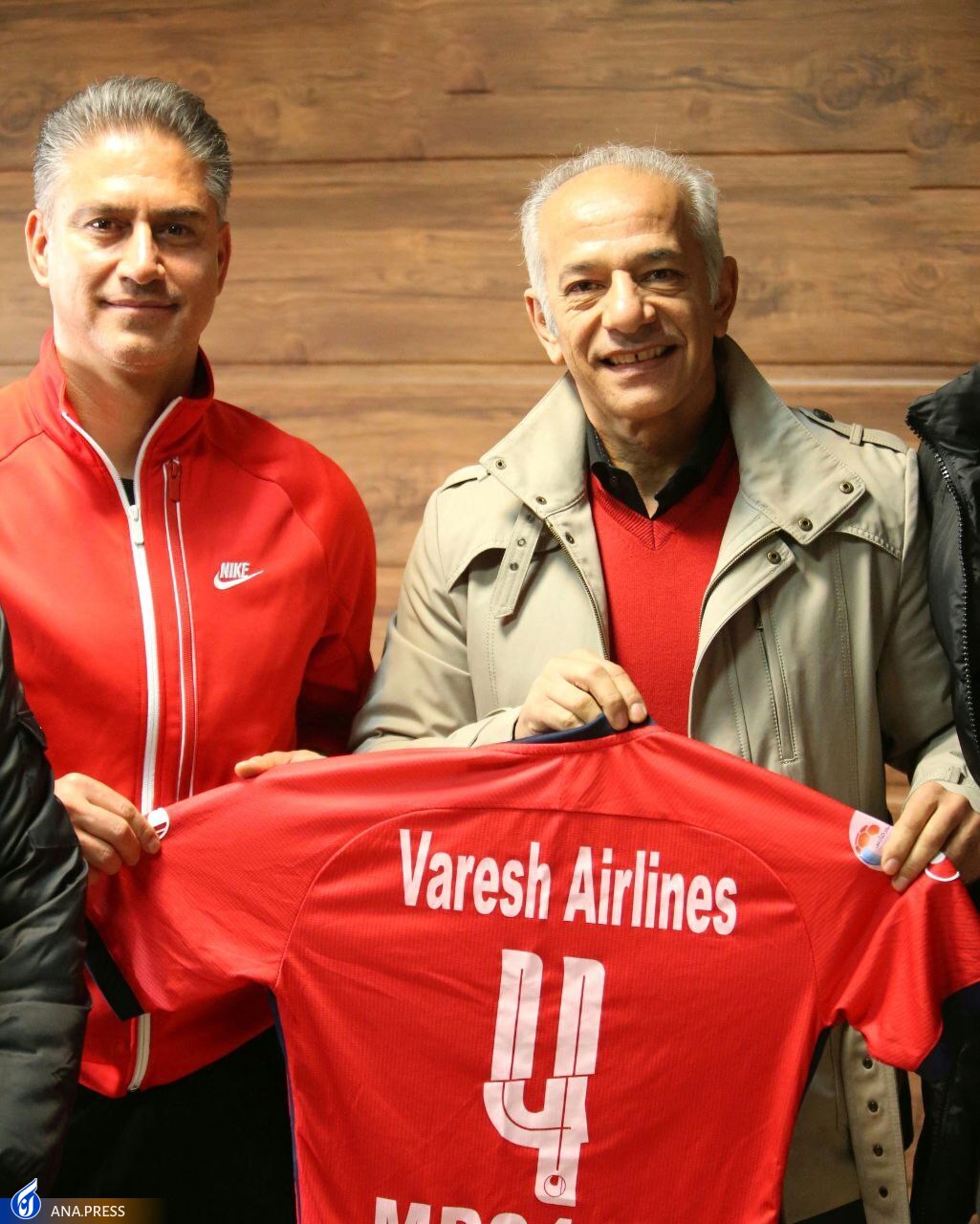 بازیکن و سرمربی سابق تیم ملی میهمان تمرین امروز نساجی+عکس بازیکن و سرمربی سابق تیم ملی میهمان تمرین امروز نساجی+عکس