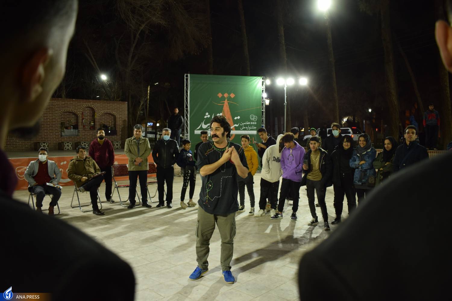 استقبال گرم اردکانیها از تئاتر در روزهای سرد برفی استقبال گرم اردکانیها از تئاتر در روزهای سرد برفی