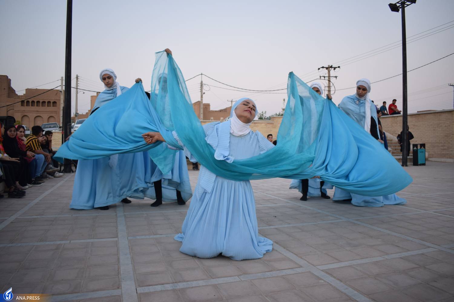 وقتی نمایش های خیابانی فجر با نام اهل بیت (ع) آغاز می شوند وقتی نمایش های خیابانی فجر با نام اهل بیت (ع) آغاز می شوند