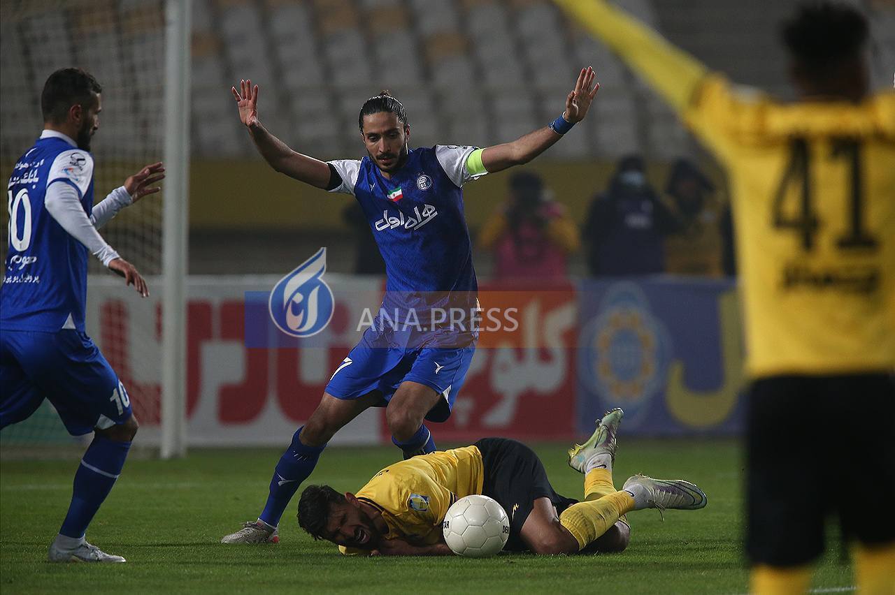 فریم به فریم با خطای پنالتی یزدانی مقابل مهاجم سپاهان فریم به فریم با خطای پنالتی یزدانی مقابل مهاجم سپاهان