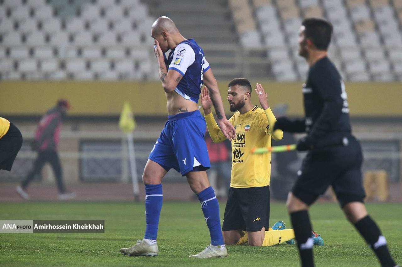 گزارش تصویری از دیدار سپاهان و استقلال در یک بازی مهیج گزارش تصویری از دیدار سپاهان و استقلال در یک بازی مهیج