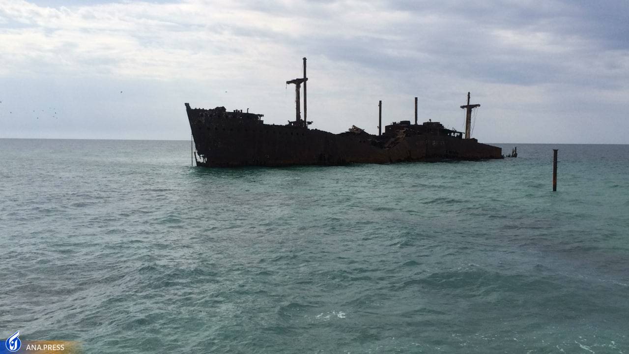 دماغه کشتی یونانی کج شد! دماغه کشتی یونانی کج شد!