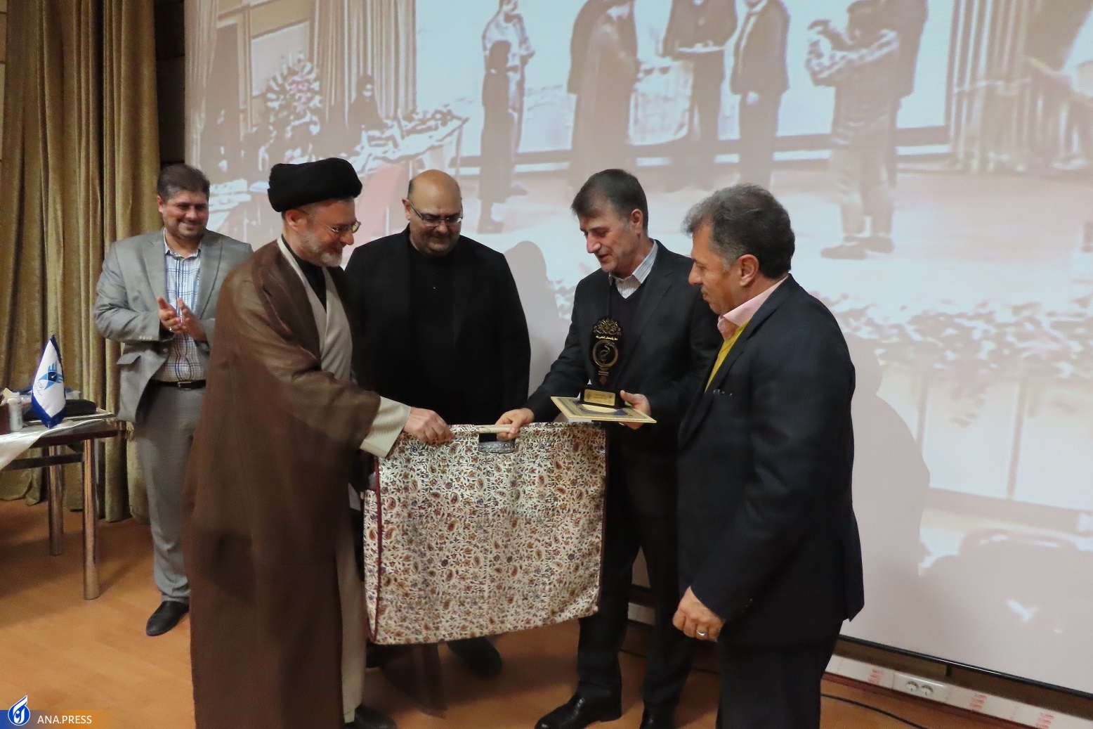 تشریح عملکرد یک ساله دانشگاه آزاد اسلامی یادگار امام(ره) در حوزه پژوهشی