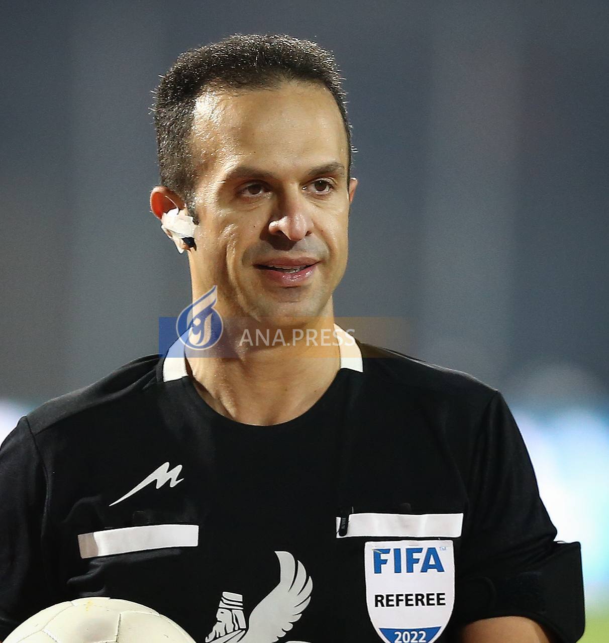 ارتباط داوران دیدار نفت آبادان و استقلال با «ایرپاد و چسب»!+تصاویر