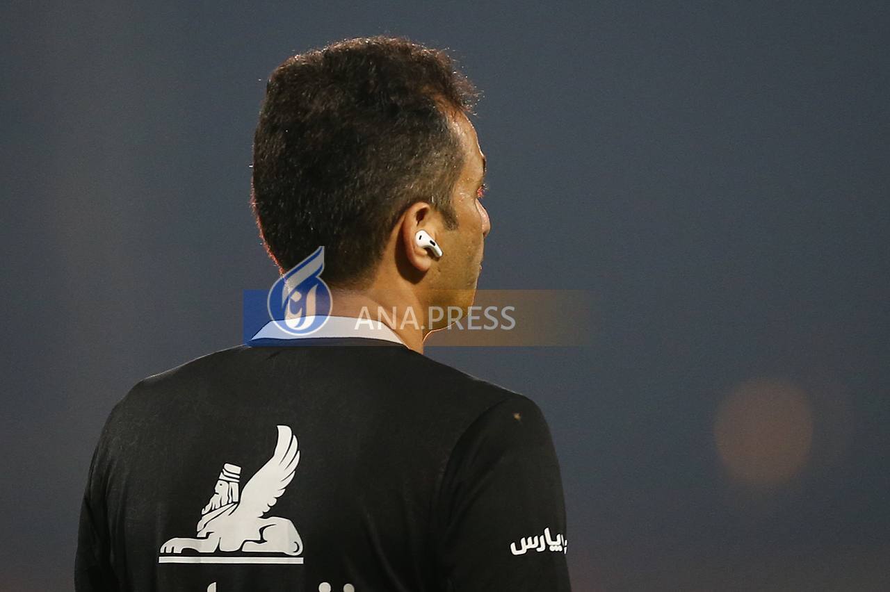 ارتباط داوران دیدار نفت آبادان و استقلال با «ایرپاد و چسب»!+تصاویر