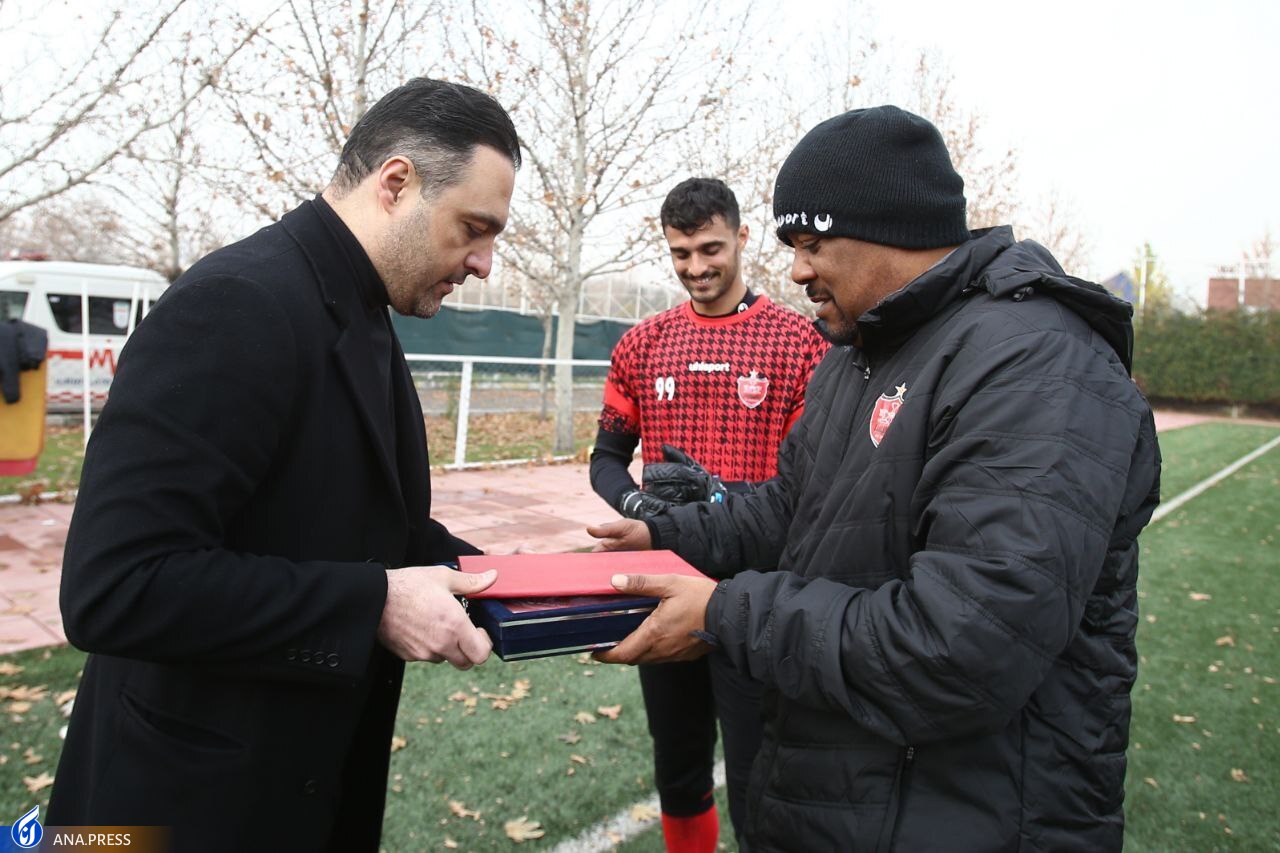 هدیه کریسمس پرسپولیس به خارجیهای تیمش+تصاویر هدیه کریسمس پرسپولیس به خارجیهای تیمش+تصاویر