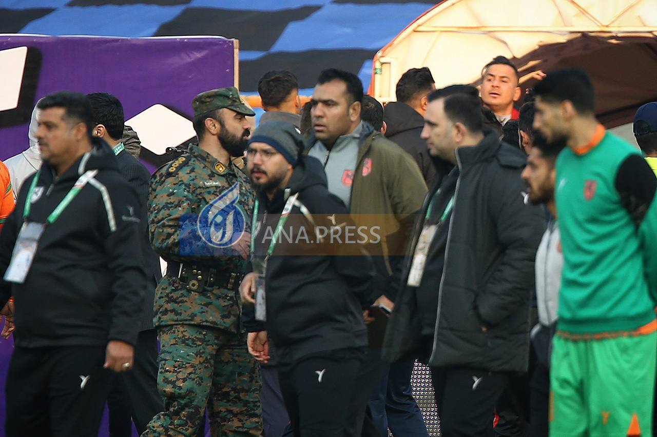 تصاویری از درگیری عجیب بین نیمکت نشینان آبی ها و رفسنجانی ها تصاویری از درگیری عجیب بین نیمکت نشینان آبی ها و رفسنجانی ها