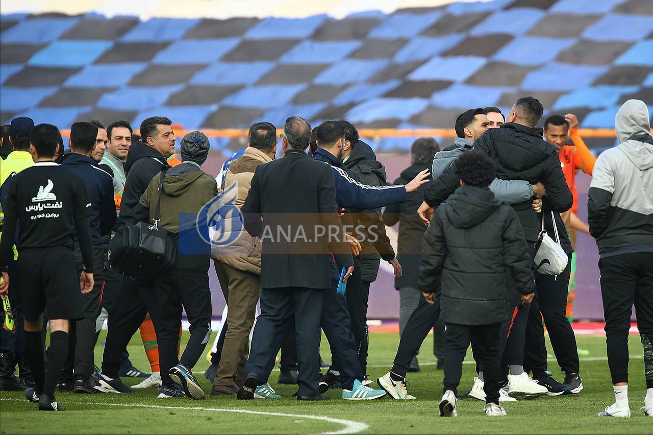 تصاویری از درگیری عجیب بین نیمکت نشینان آبی ها و رفسنجانی ها تصاویری از درگیری عجیب بین نیمکت نشینان آبی ها و رفسنجانی ها