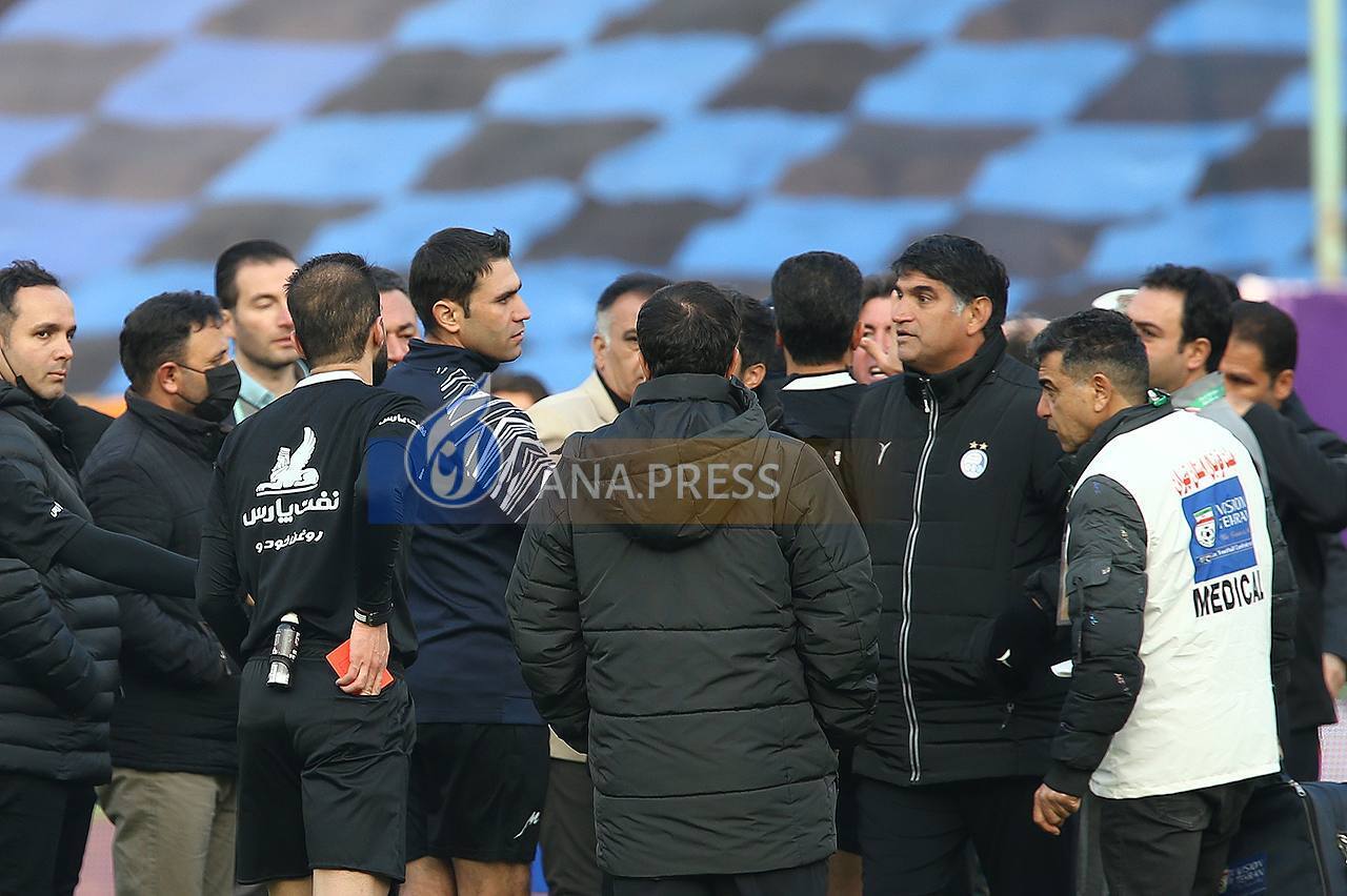 تصاویری از درگیری عجیب بین نیمکت نشینان آبی ها و رفسنجانی ها تصاویری از درگیری عجیب بین نیمکت نشینان آبی ها و رفسنجانی ها