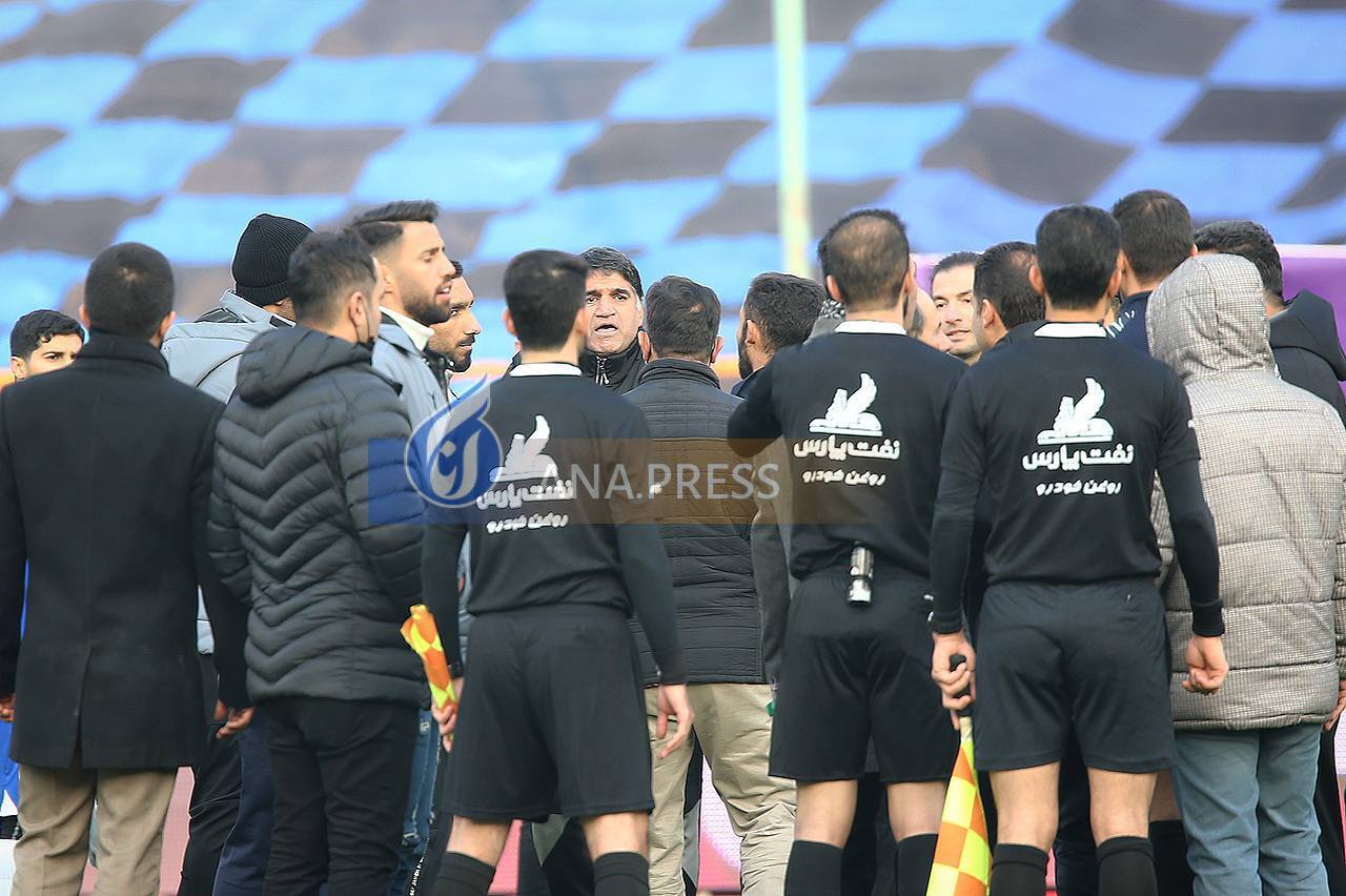 تصاویری از درگیری عجیب بین نیمکت نشینان آبی ها و رفسنجانی ها تصاویری از درگیری عجیب بین نیمکت نشینان آبی ها و رفسنجانی ها