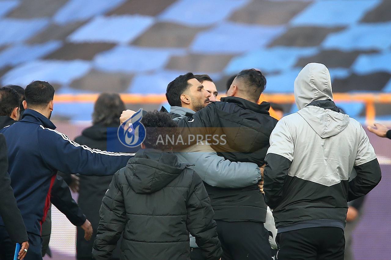 تصاویری از درگیری عجیب بین نیمکت نشینان آبی ها و رفسنجانی ها تصاویری از درگیری عجیب بین نیمکت نشینان آبی ها و رفسنجانی ها