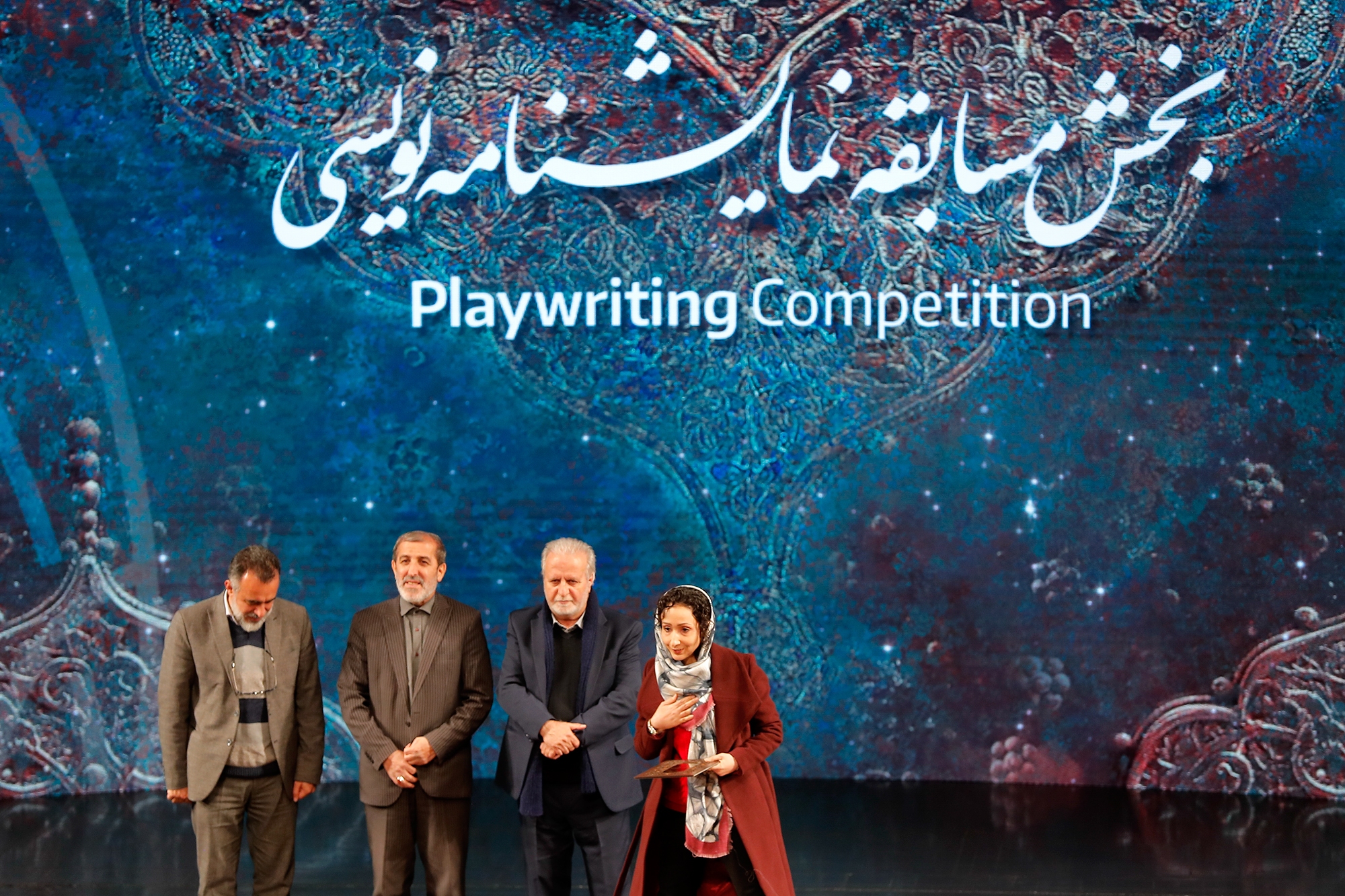 چراغ‌های جشنواره تئاتر فجر روشن شد