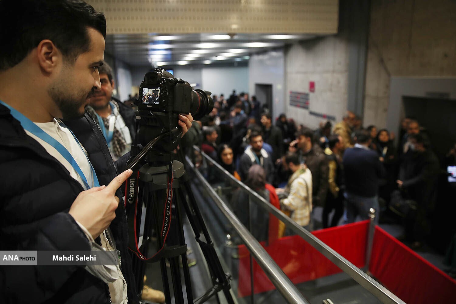 از لمس دست بازیگر زن که جنجالی نشد تا کلاهی که آقای کارگردان از سر بر نداشت از لمس دست بازیگر زن که جنجالی نشد تا کلاهی که آقای کارگردان از سر بر نداشت