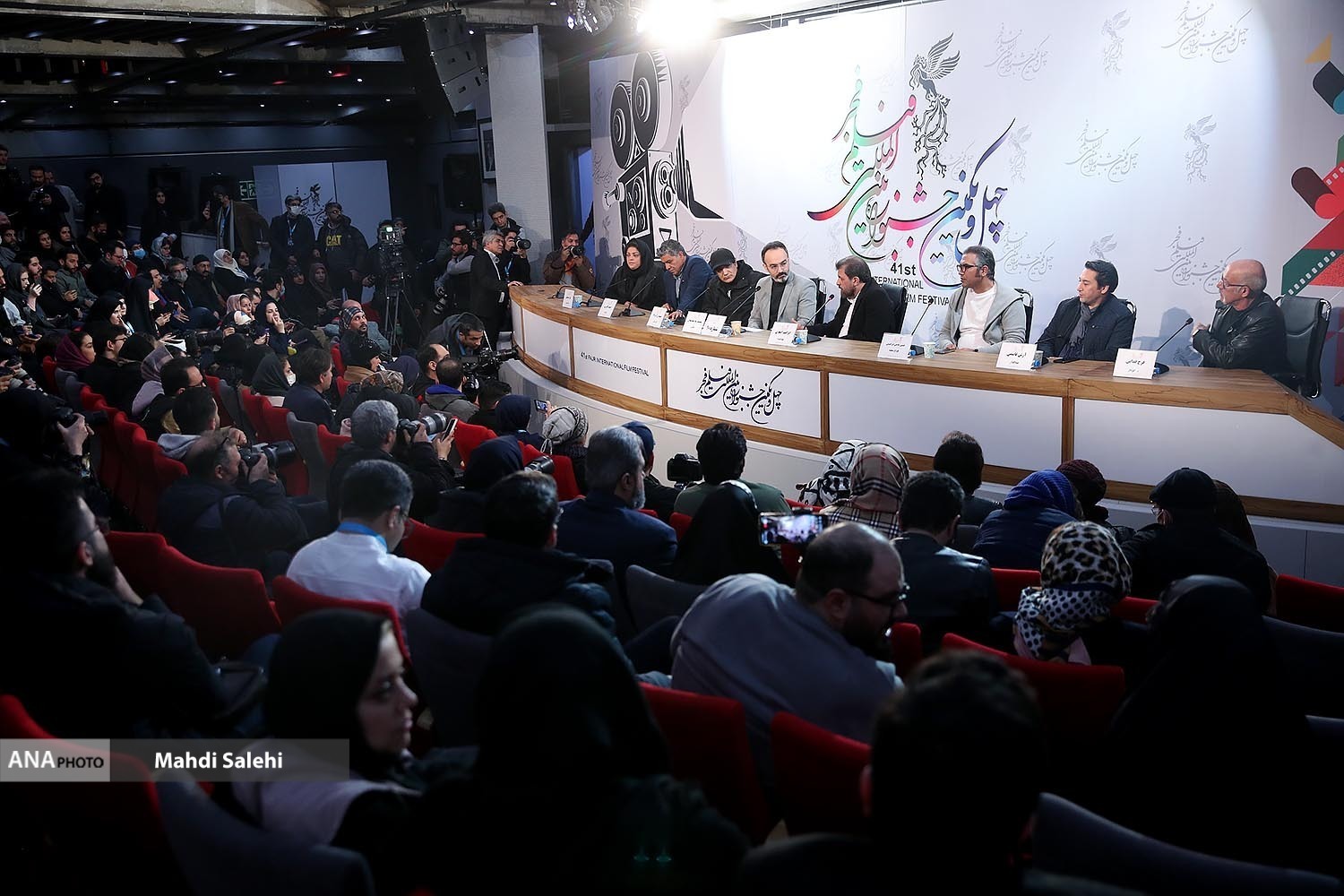 از لمس دست بازیگر زن که جنجالی نشد تا کلاهی که آقای کارگردان از سر بر نداشت از لمس دست بازیگر زن که جنجالی نشد تا کلاهی که آقای کارگردان از سر بر نداشت