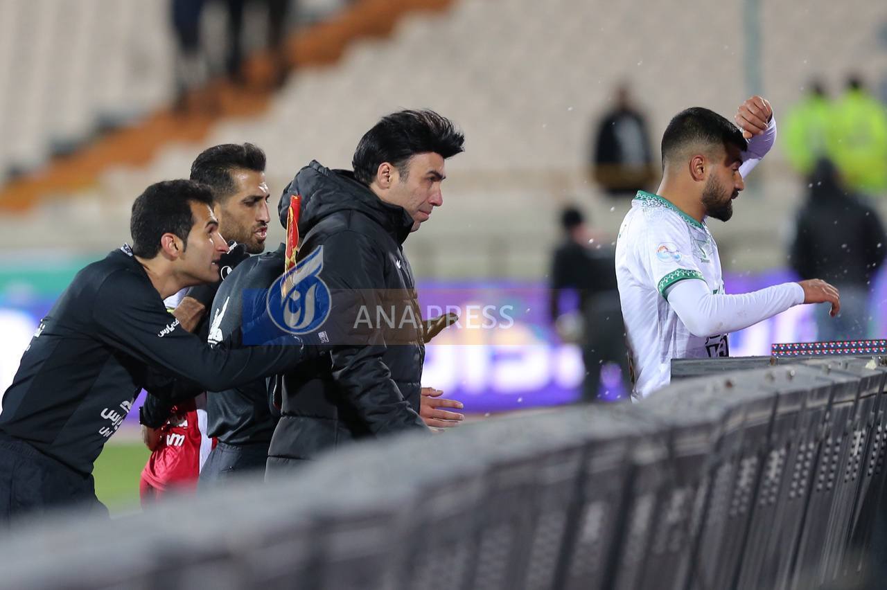 حمله پرسپولیسی ها به تیم داوری و پذیرایی با سنگ و بطری آب+تصاویر حمله پرسپولیسی ها به تیم داوری و پذیرایی با سنگ و بطری آب+تصاویر