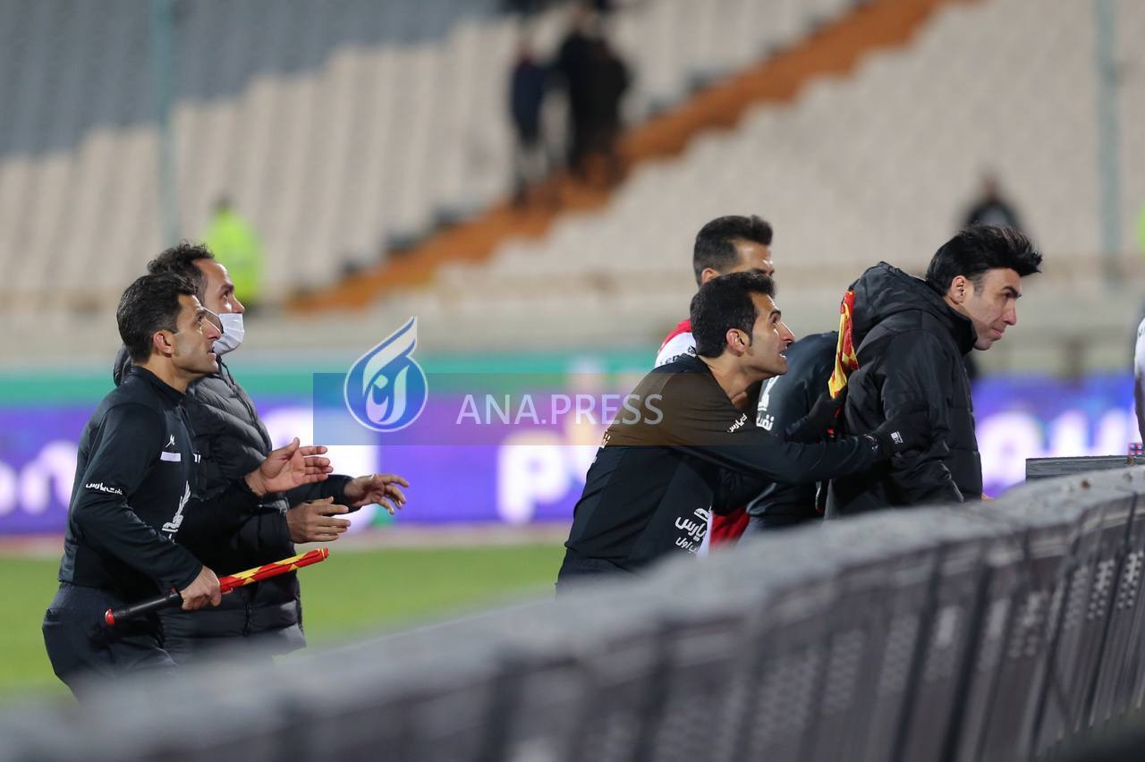 حمله پرسپولیسی ها به تیم داوری و پذیرایی با سنگ و بطری آب+تصاویر