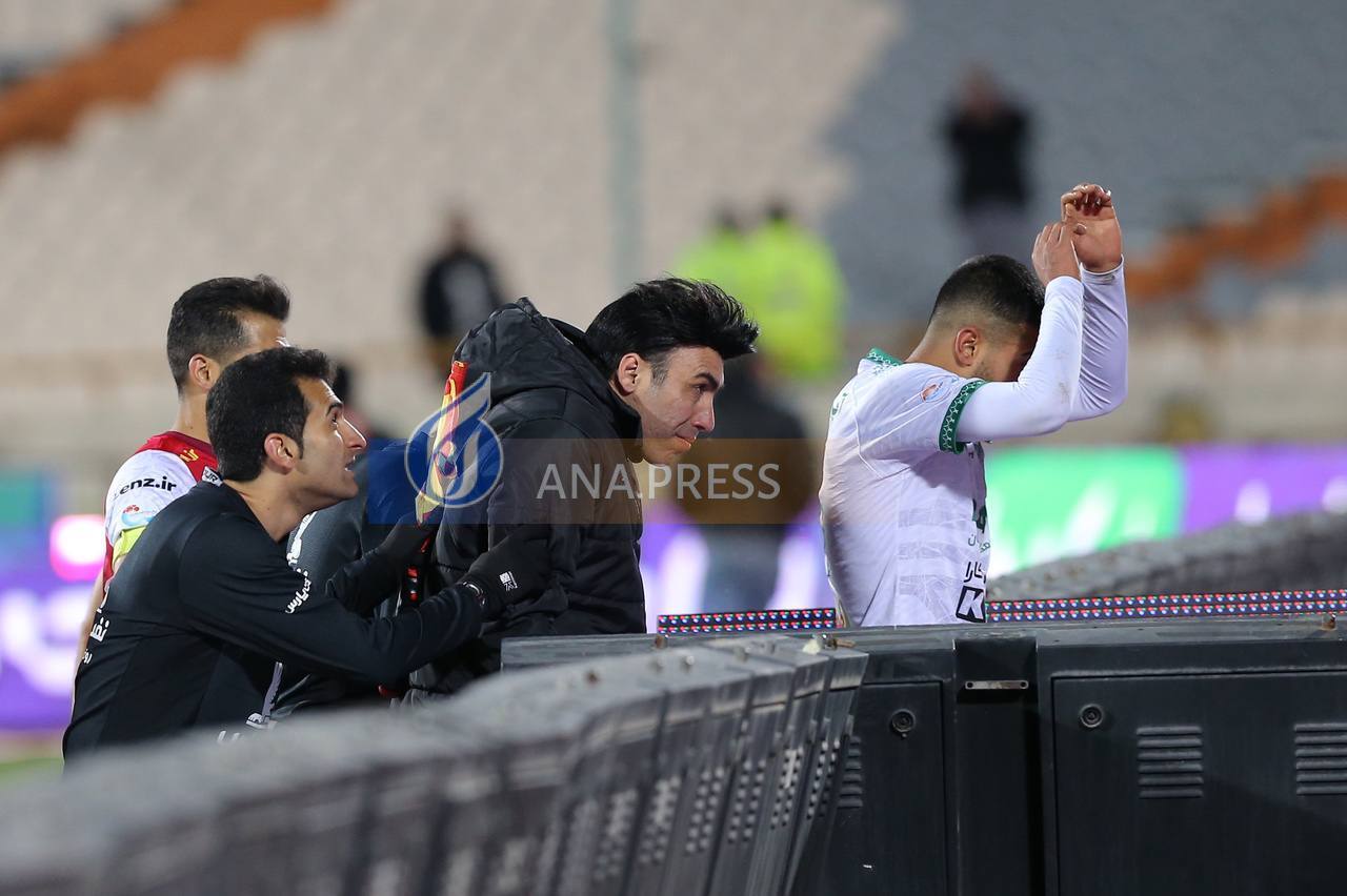 حمله پرسپولیسی ها به تیم داوری و پذیرایی با سنگ و بطری آب+تصاویر