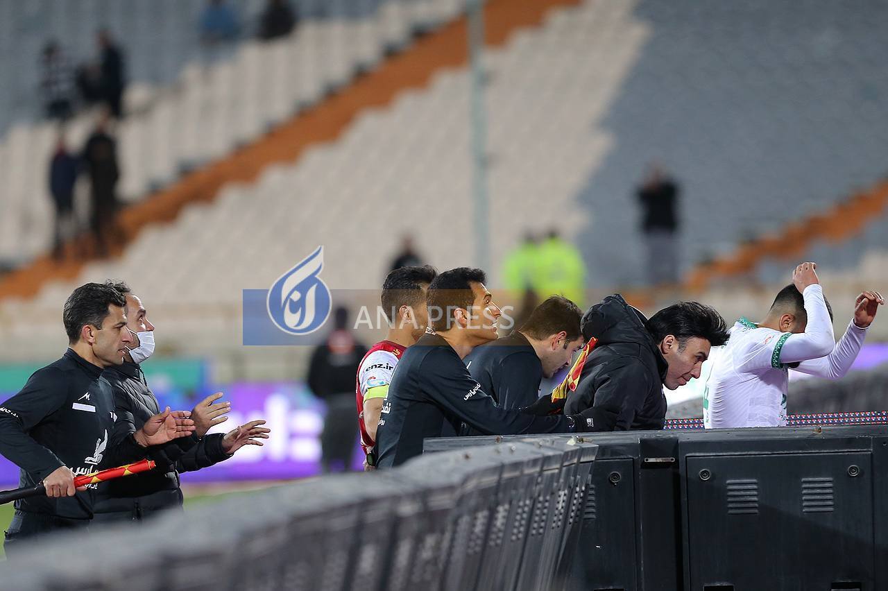 حمله پرسپولیسی ها به تیم داوری و پذیرایی با سنگ و بطری آب+تصاویر