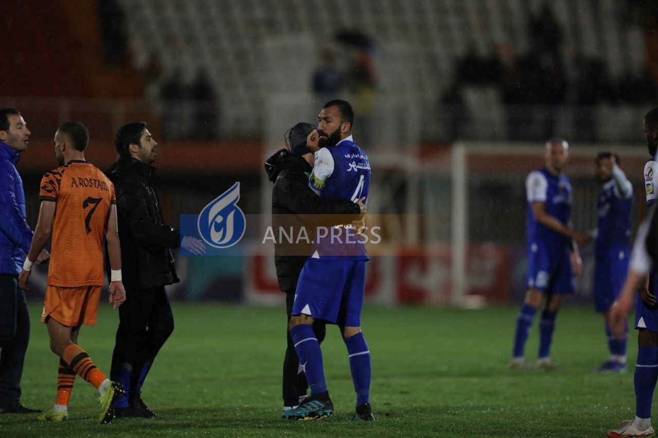 بعد از ساپینتو؛ جلوی درگیری کاپیتان استقلال با مسیها را گرفتند+تصاویر بعد از ساپینتو؛ جلوی درگیری کاپیتان استقلال با مسیها را گرفتند+تصاویر