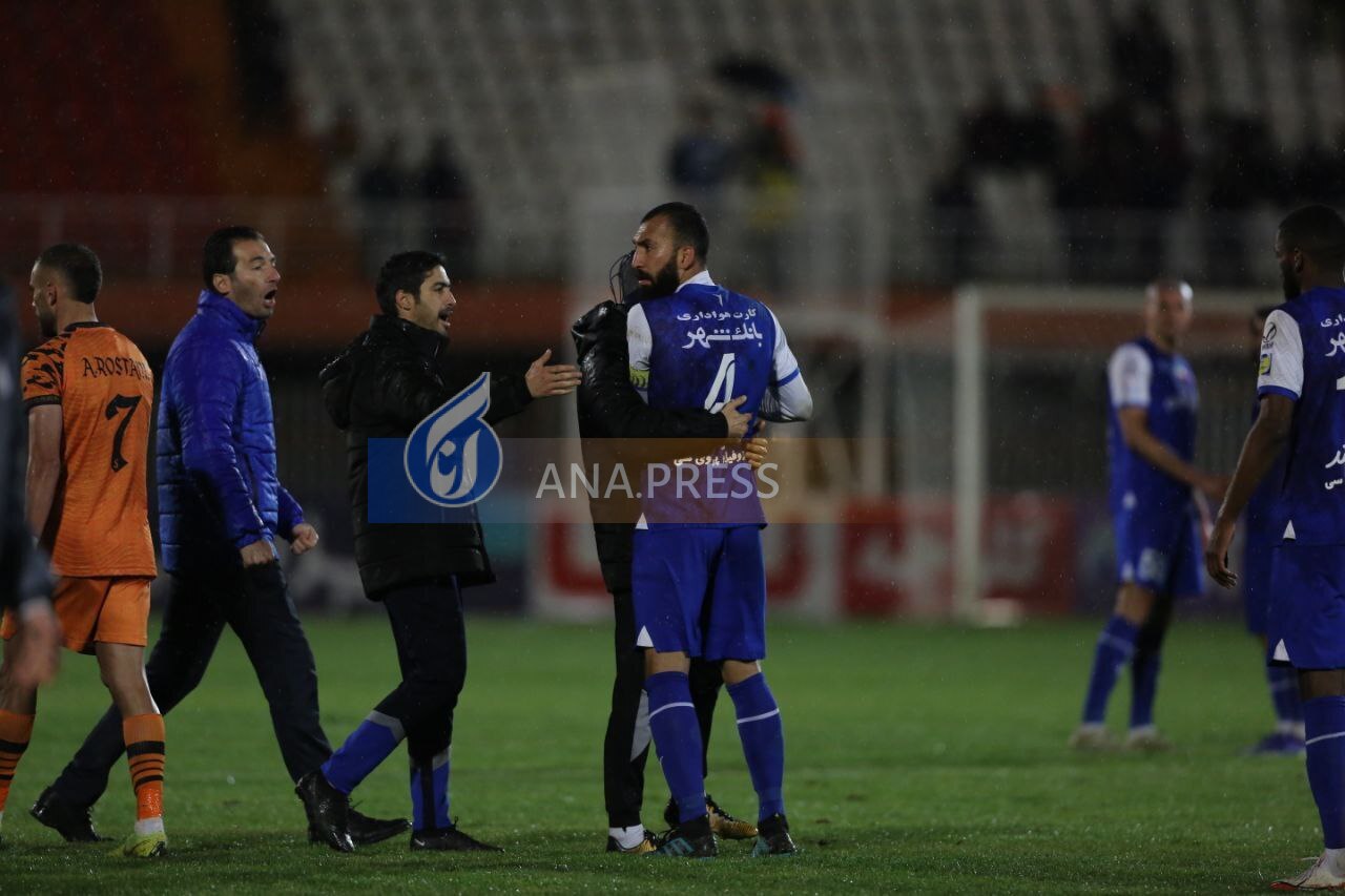 بعد از ساپینتو؛ جلوی درگیری کاپیتان استقلال با مسی‌ها را گرفتند+تصاویر