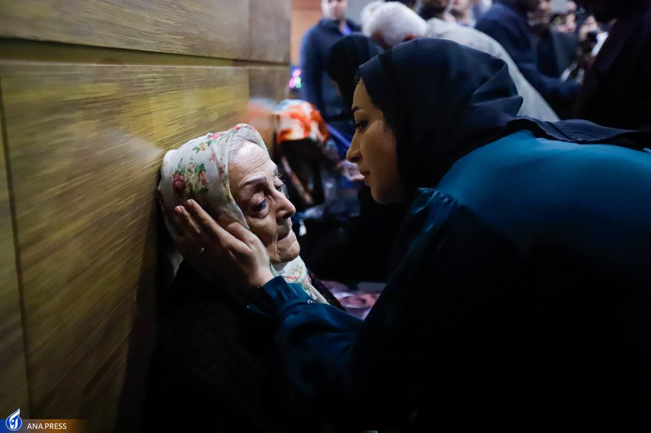 تقدیر خانوادههای اعضای منافقین گرفتار از فیلم «سرهنگ ثریا» تقدیر خانوادههای اعضای منافقین گرفتار از فیلم «سرهنگ ثریا»