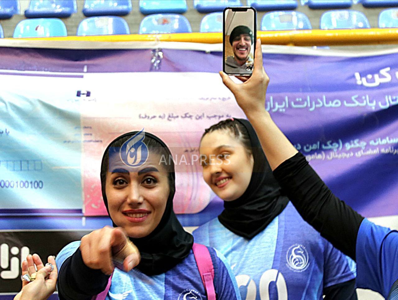 حضور ویژه آزمون در جشن صعود دختران والیبال سریک+ تصاویر حضور ویژه آزمون در جشن صعود دختران والیبال سریک+ تصاویر