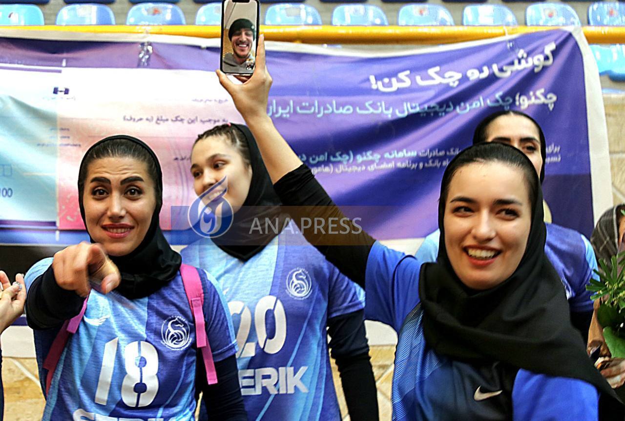 حضور ویژه آزمون در جشن صعود دختران والیبال سریک+ تصاویر