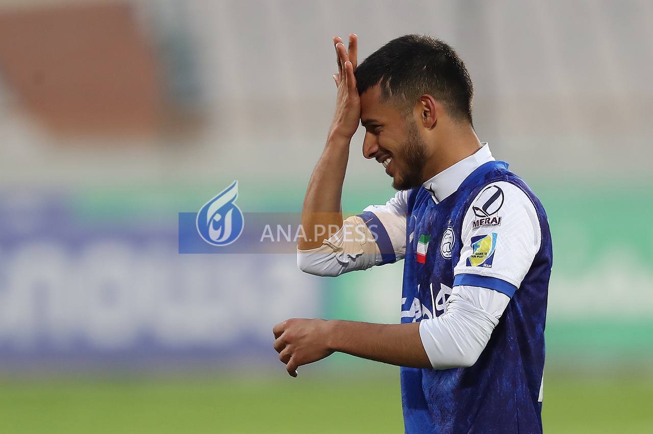 تقسیم شادی قائدی با هواداران استقلال+تصاویر تقسیم شادی قائدی با هواداران استقلال+تصاویر