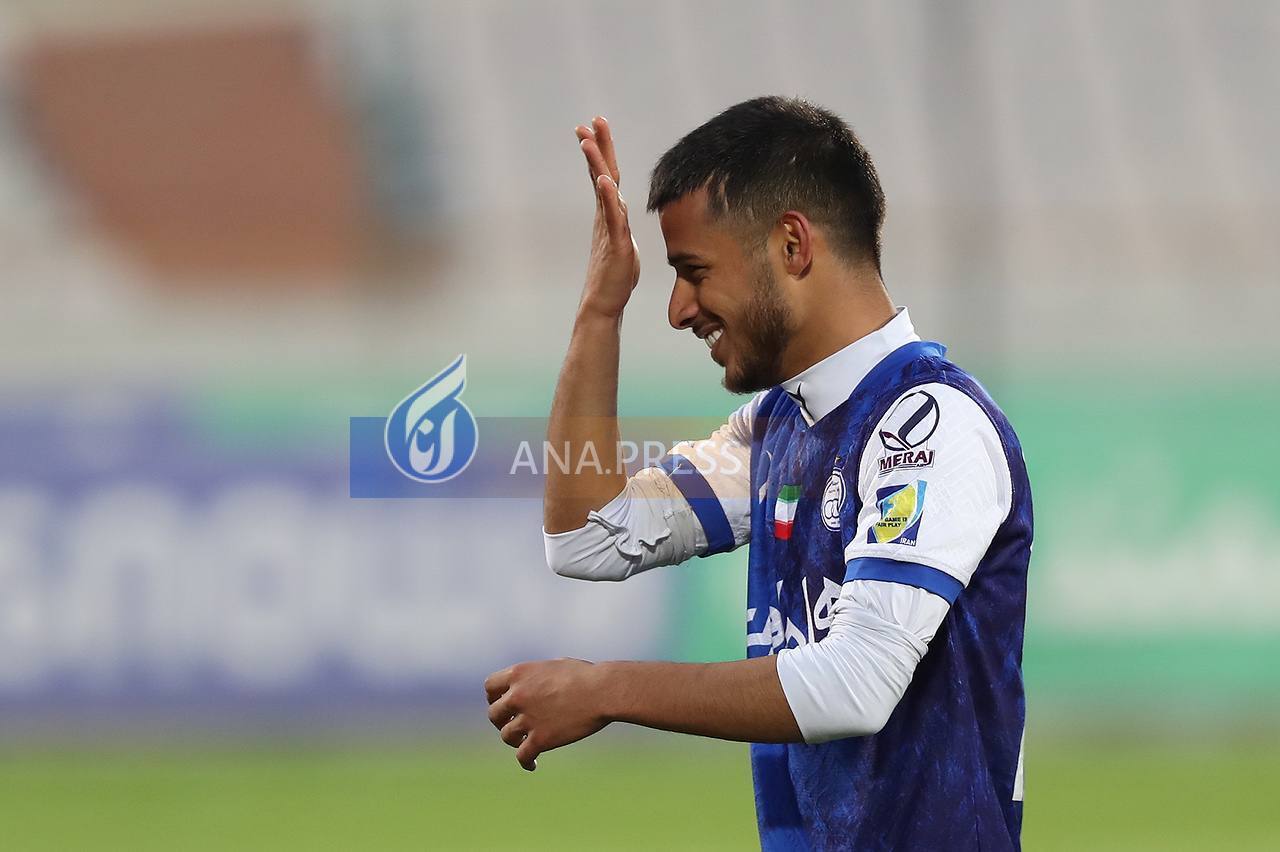 تقسیم شادی قائدی با هواداران استقلال+تصاویر تقسیم شادی قائدی با هواداران استقلال+تصاویر