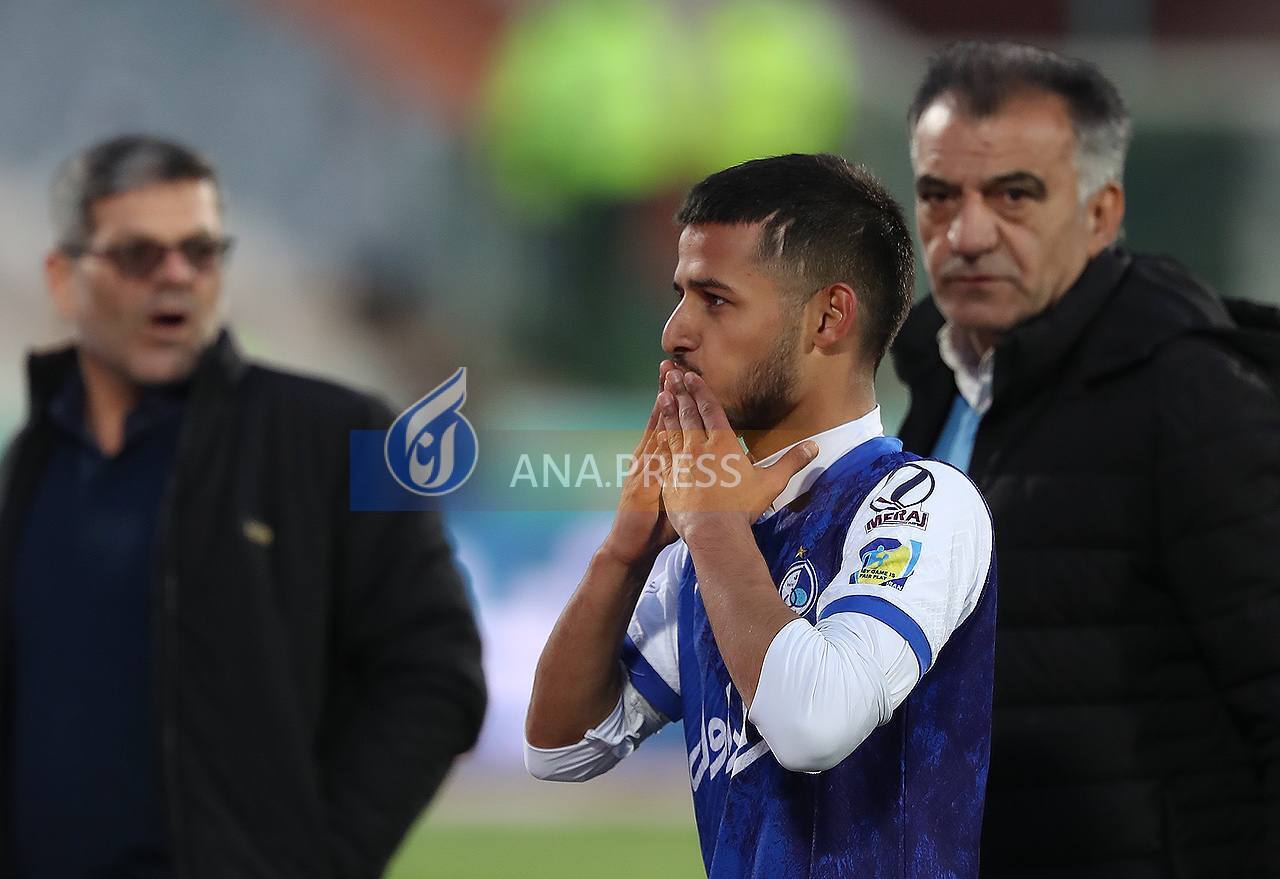 تقسیم شادی قائدی با هواداران استقلال+تصاویر تقسیم شادی قائدی با هواداران استقلال+تصاویر