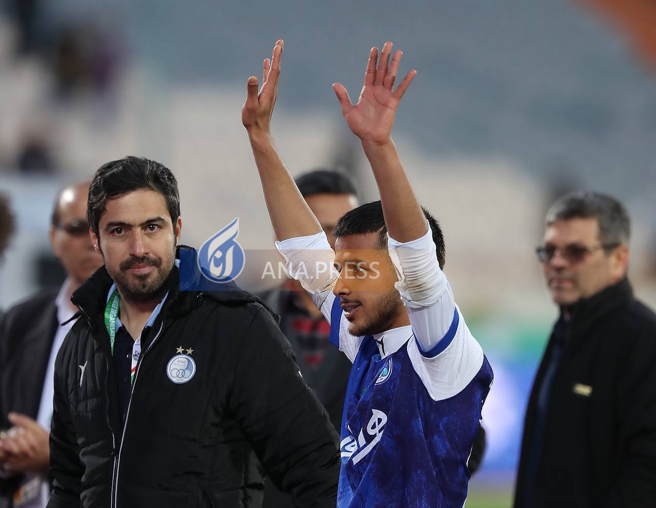 تقسیم شادی قائدی با هواداران استقلال+تصاویر تقسیم شادی قائدی با هواداران استقلال+تصاویر