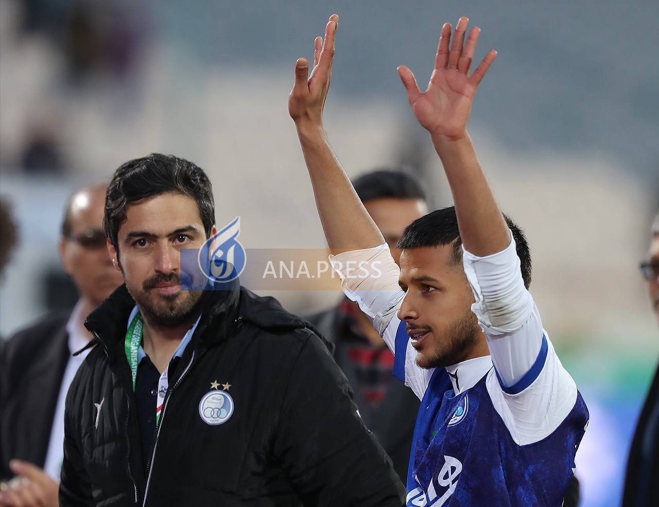 تقسیم شادی قائدی با هواداران استقلال+تصاویر تقسیم شادی قائدی با هواداران استقلال+تصاویر