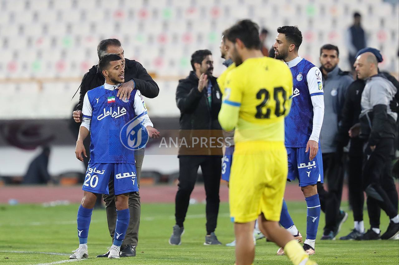 درگیری لفظی دو استقلالی در پایان بازی با نفت+تصاویر درگیری لفظی دو استقلالی در پایان بازی با نفت+تصاویر