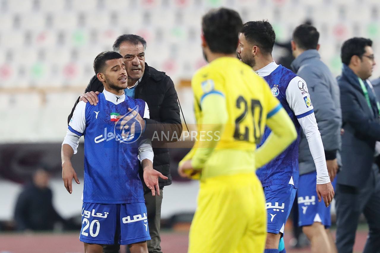 درگیری لفظی دو استقلالی در پایان بازی با نفت+تصاویر درگیری لفظی دو استقلالی در پایان بازی با نفت+تصاویر