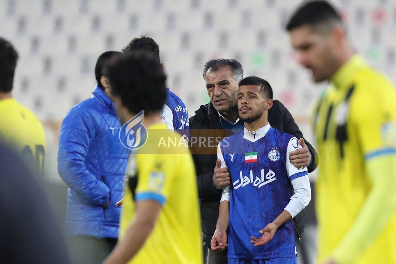 درگیری لفظی دو استقلالی در پایان بازی با نفت+تصاویر درگیری لفظی دو استقلالی در پایان بازی با نفت+تصاویر