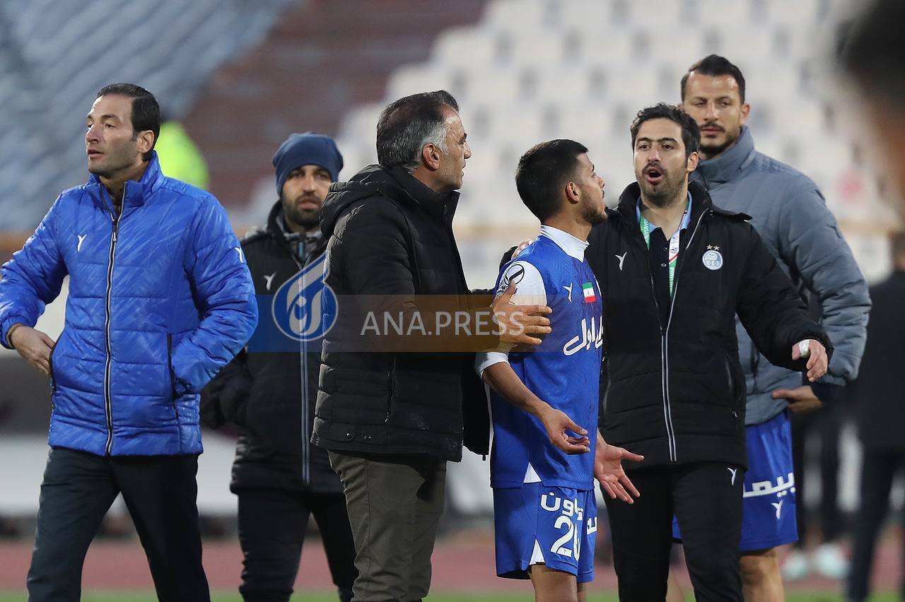 درگیری لفظی دو استقلالی در پایان بازی با نفت+تصاویر درگیری لفظی دو استقلالی در پایان بازی با نفت+تصاویر