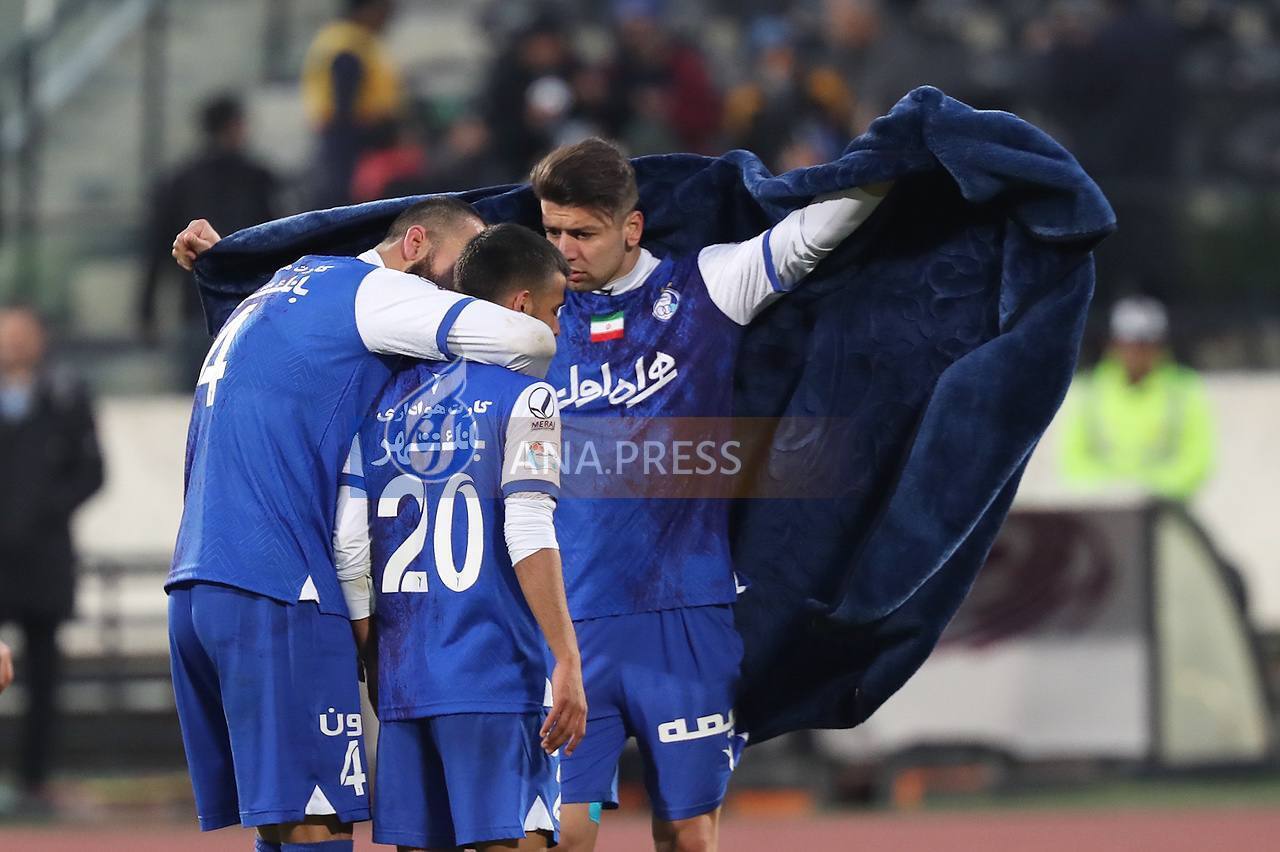 درگیری لفظی دو استقلالی در پایان بازی با نفت+تصاویر درگیری لفظی دو استقلالی در پایان بازی با نفت+تصاویر