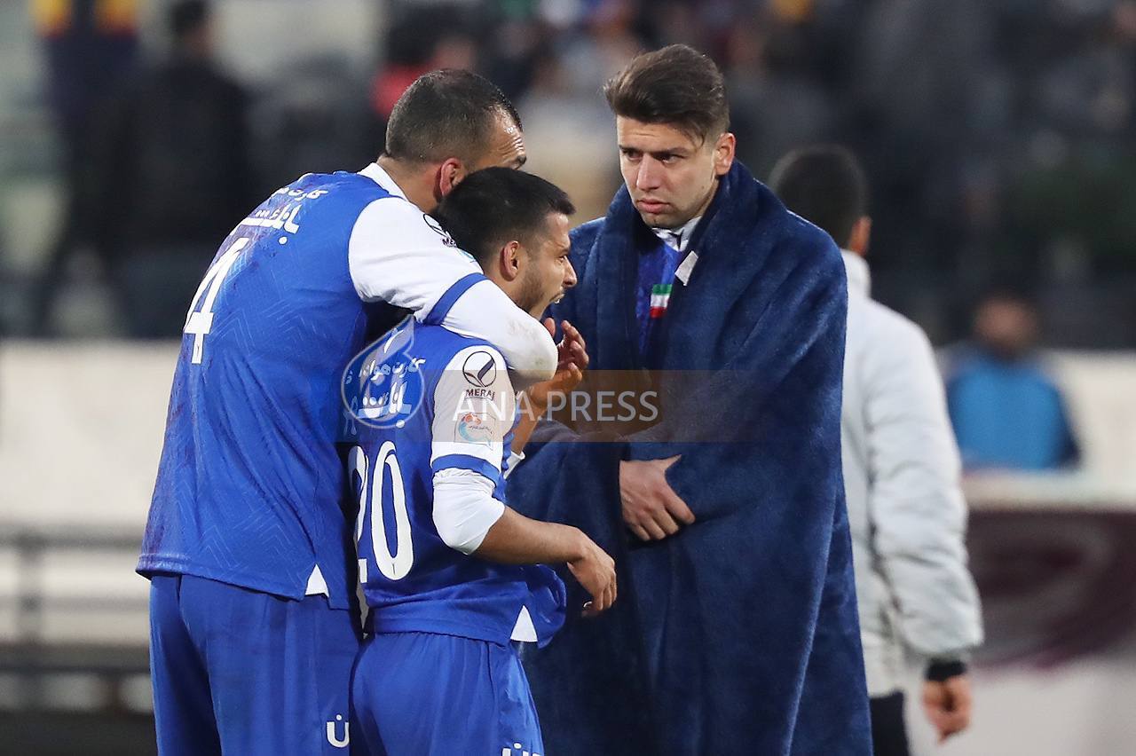 درگیری لفظی دو استقلالی در پایان بازی با نفت+تصاویر درگیری لفظی دو استقلالی در پایان بازی با نفت+تصاویر