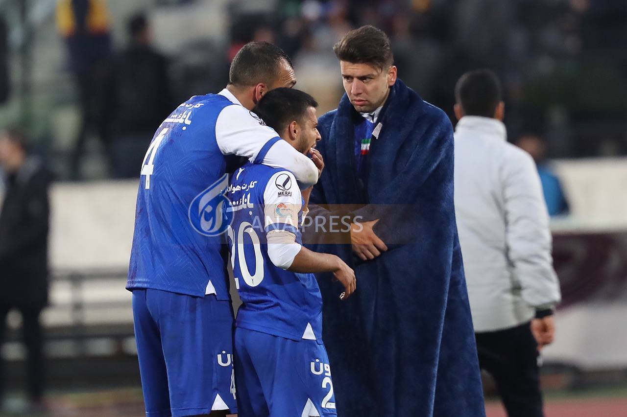 درگیری لفظی دو استقلالی در پایان بازی با نفت+تصاویر درگیری لفظی دو استقلالی در پایان بازی با نفت+تصاویر