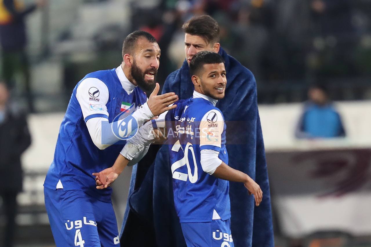 درگیری لفظی دو استقلالی در پایان بازی با نفت+تصاویر درگیری لفظی دو استقلالی در پایان بازی با نفت+تصاویر