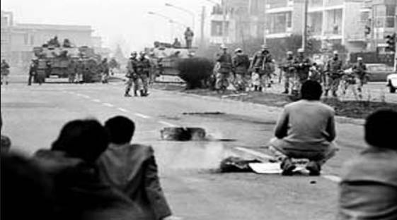 امام از مردم خواست حکومت نظامی را نادیده بگیرند/دو گام تا پیروزی امام از مردم خواست حکومت نظامی را نادیده بگیرند/دو گام تا پیروزی