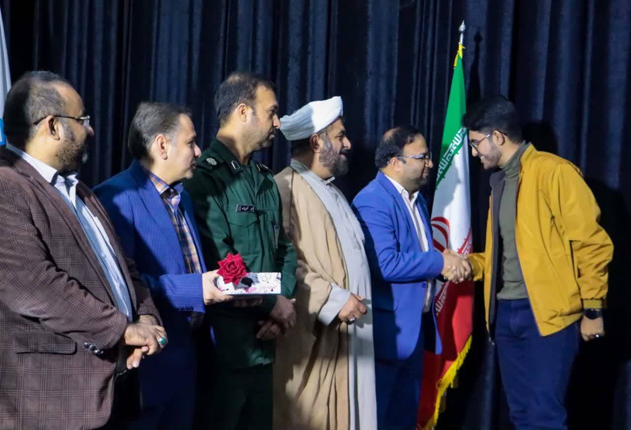 لزوم انتقال پیام ارزشهای دینی در قالب شعر و هنر لزوم انتقال پیام ارزشهای دینی در قالب شعر و هنر