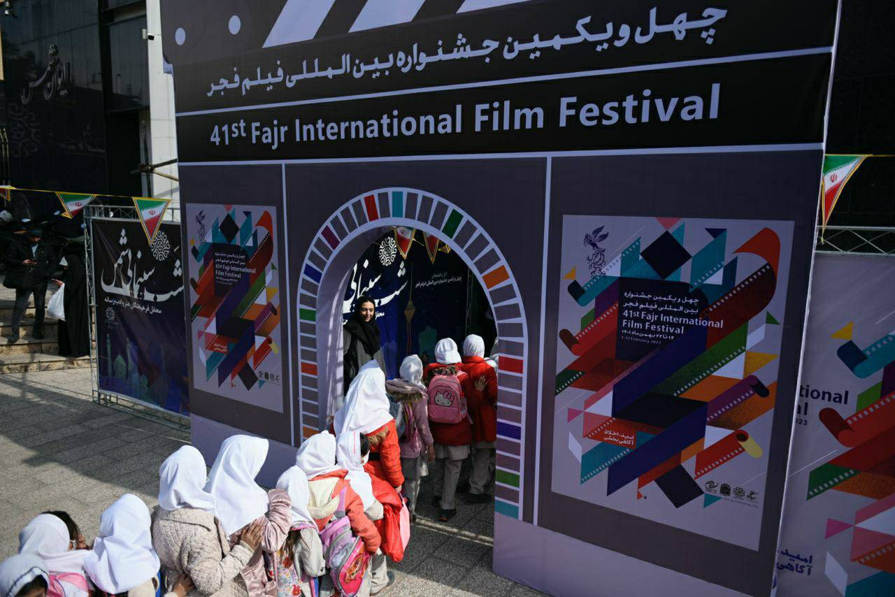 کودکان کار  و تماشای «بچه زرنگ» نشستند