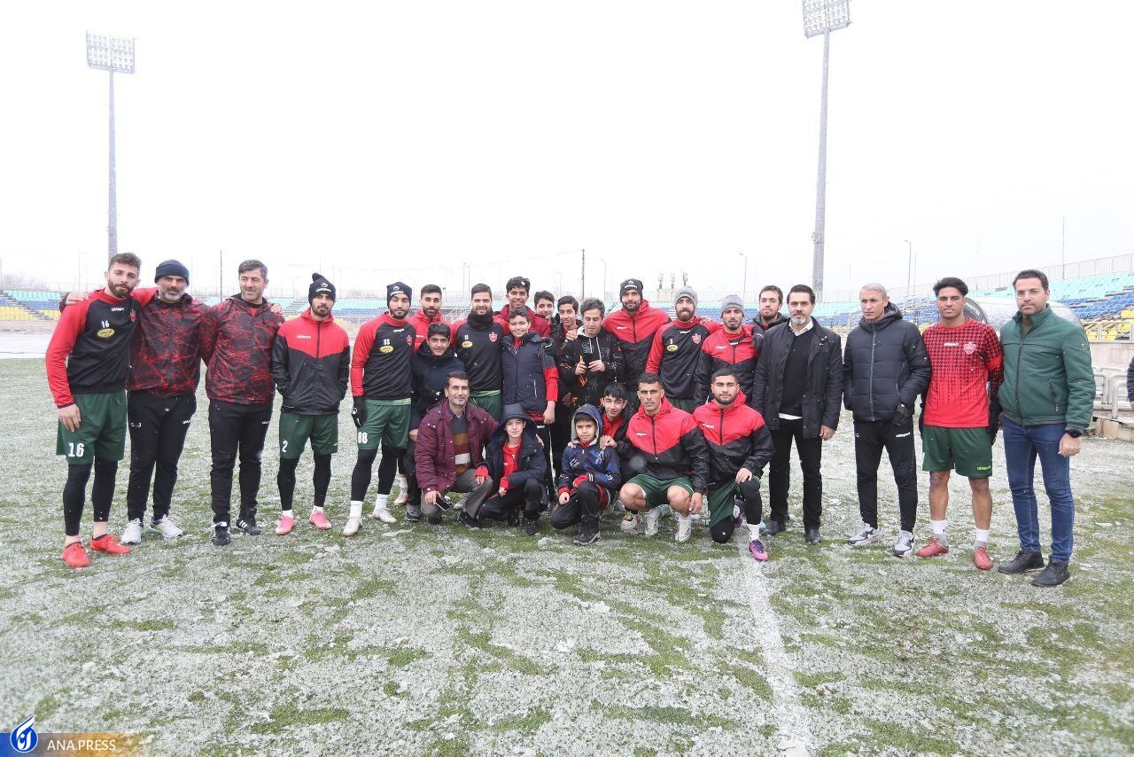 تمرین در هوای برفی با حضور مهاجم سابق سرخپوشان و میهمانان ویژه+ عکس تمرین در هوای برفی با حضور مهاجم سابق سرخپوشان و میهمانان ویژه+ عکس