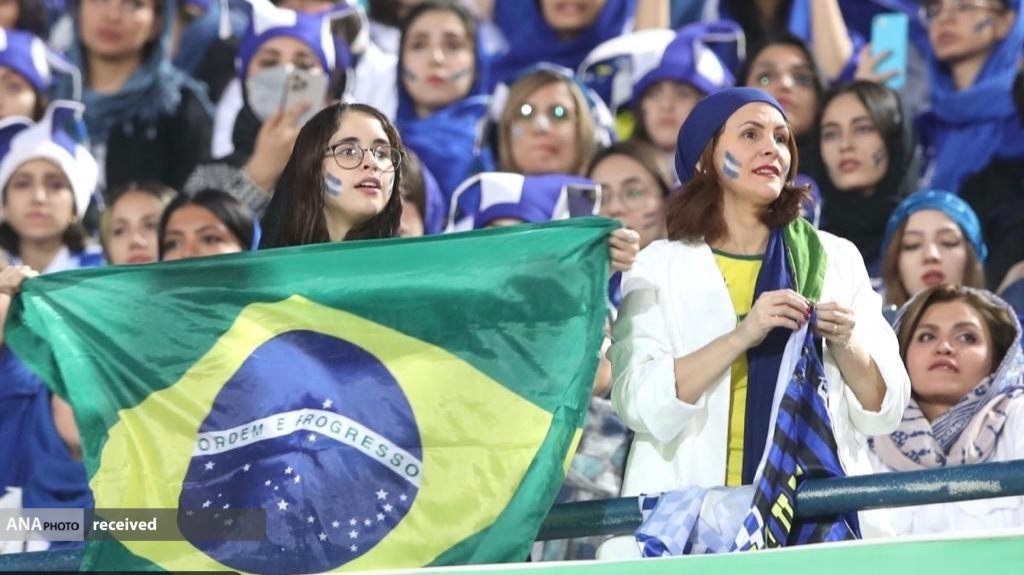 وقتی هواداران بازیکنان استقلال را هو کردند و بیغیرت خواندند+تصاویر وقتی هواداران بازیکنان استقلال را هو کردند و بیغیرت خواندند+تصاویر