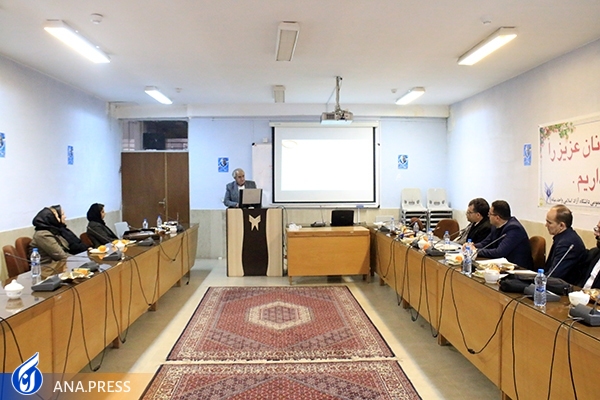 مسنترین دانشجوی دانشگاه آزاد اسلامی از رساله دکتری خود دفاع کرد مسنترین دانشجوی دانشگاه آزاد اسلامی از رساله دکتری خود دفاع کرد