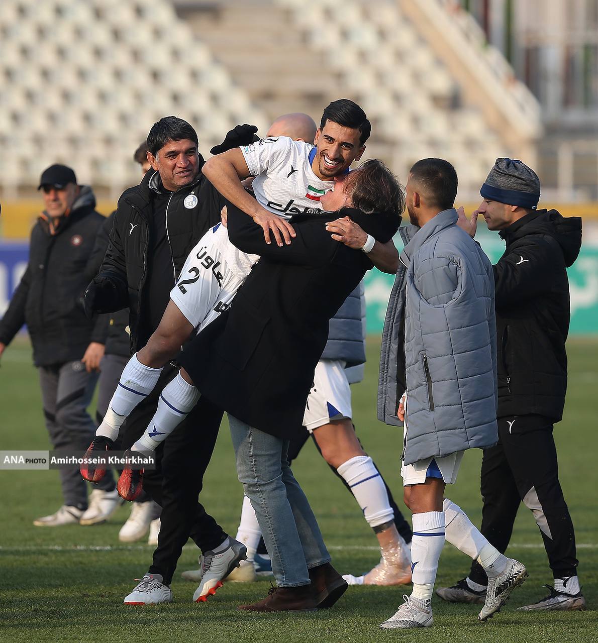 تصاویری جالب از شادی زائدالوصف ساپینتو و شاگردانش تصاویری جالب از شادی زائدالوصف ساپینتو و شاگردانش