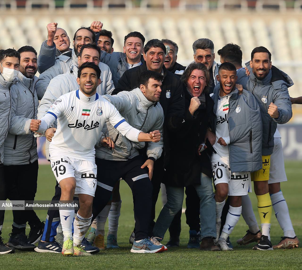 تصاویری جالب از شادی زائدالوصف ساپینتو و شاگردانش تصاویری جالب از شادی زائدالوصف ساپینتو و شاگردانش